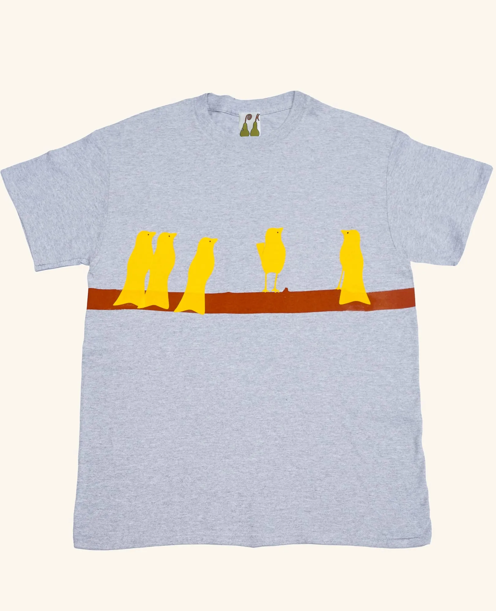 Camiseta gris con pájaros amarillos sobre una rama, vista frontal