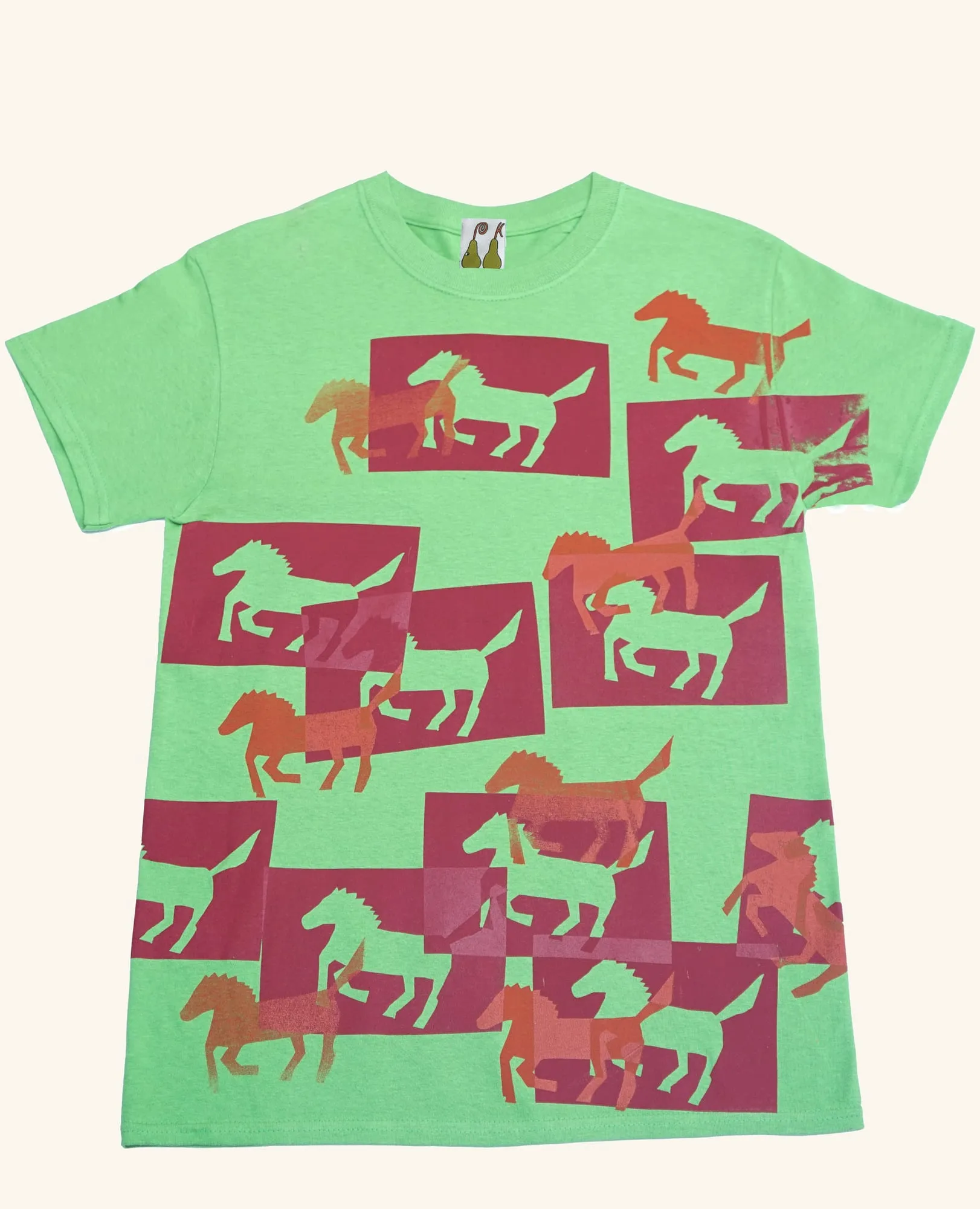Camiseta verde con caballos estampados en tinta teja, vista frontal