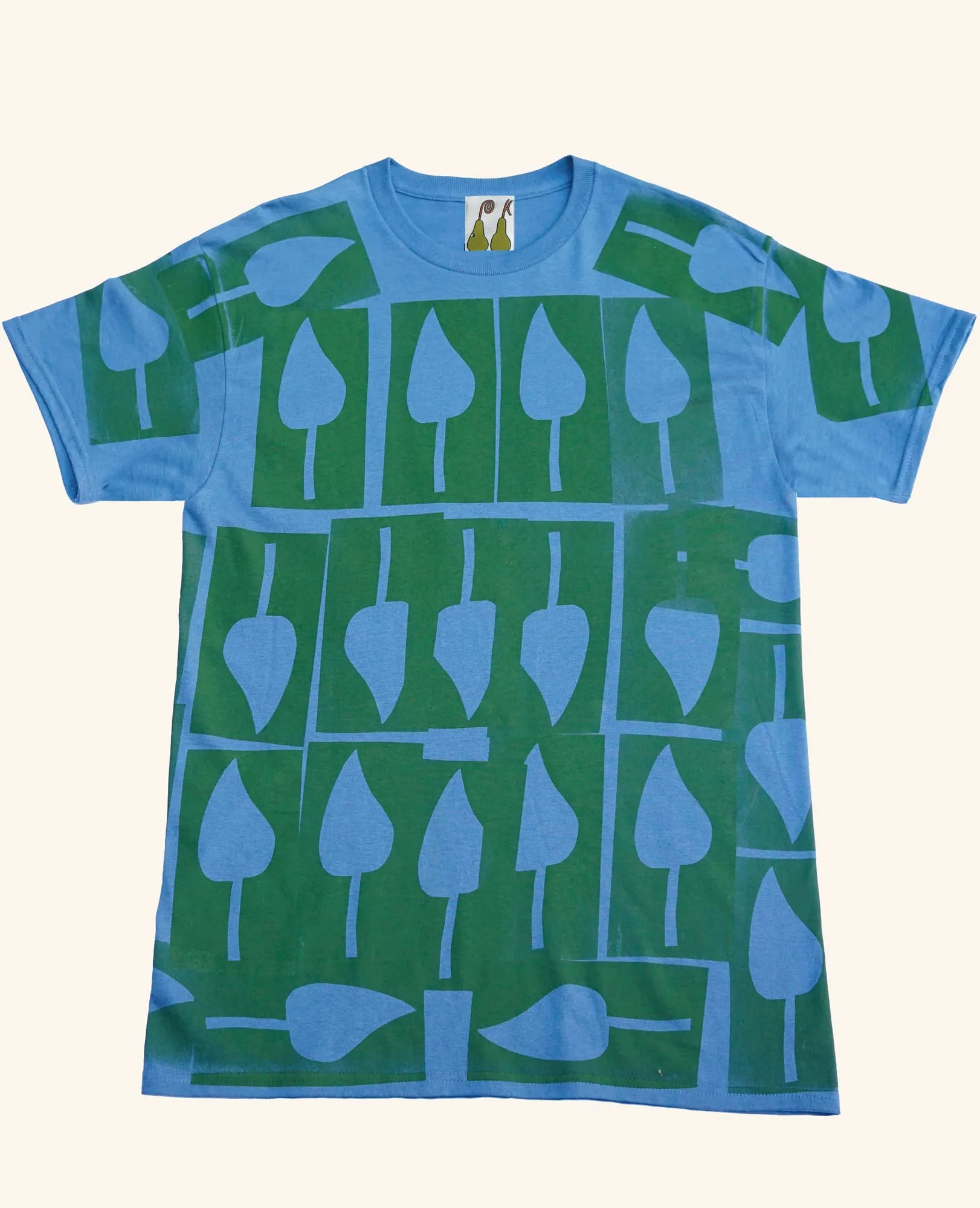 Camiseta verde musgo con hojas estampadas en azul, vista frontal